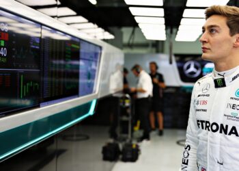 george russell geeft toe iconische mercedes pose w