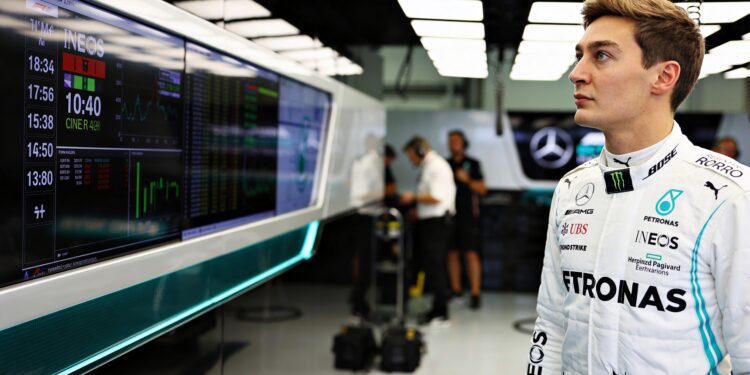 george russell geeft toe iconische mercedes pose w