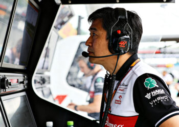 haas teambaas komatsu woedend ocon geruchten absol