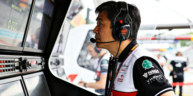 haas teambaas komatsu woedend ocon geruchten absol