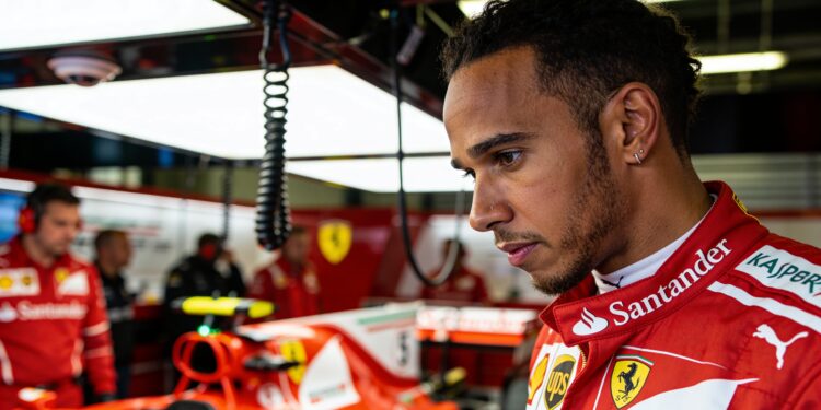Hamilton breekt met Ferrari-methode: 'Beter zonder simulator' 1 hamilton breekt met ferrari methode beter zonder s