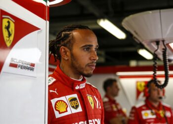 hamilton breekt met ferrari simulator aston martin