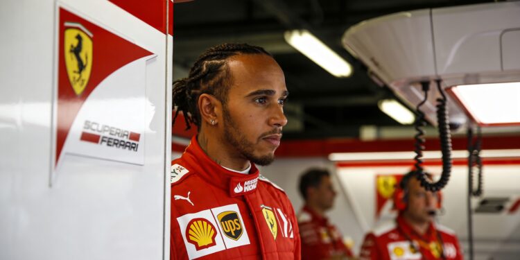 hamilton breekt met ferrari simulator aston martin