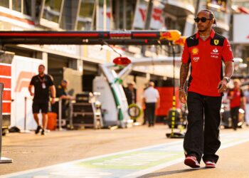 hamilton dicht bij eerste ferrari zege bookmakers