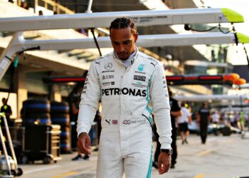 hamilton eert roscoe met unieke donatie aan silver