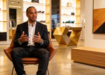 hamilton gebruikt f1 pauze voor verrassingsbezoek