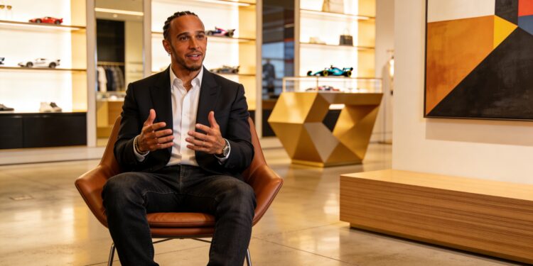 Hamilton gebruikt F1-pauze voor verrassingsbezoek in Keulen 1 hamilton gebruikt f1 pauze voor verrassingsbezoek