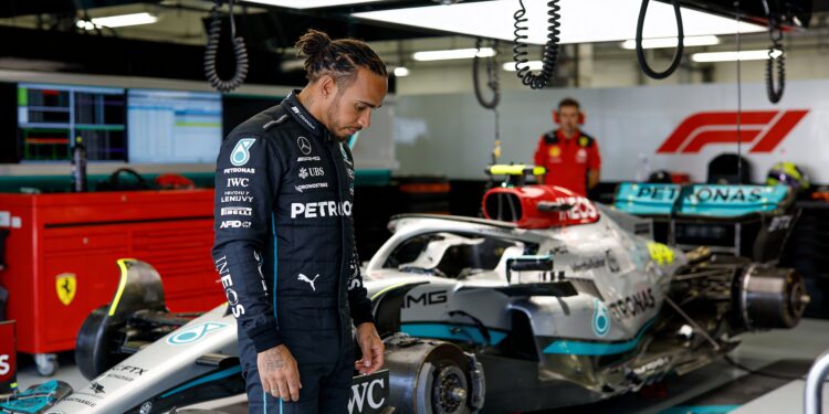 hamilton gefrustreerd na race verpestende botsing
