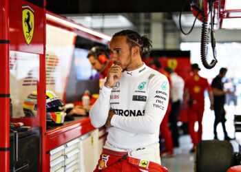 hamilton grijpt in bij ferrari na teleurstelling i