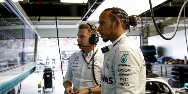Hamilton krijgt opmerkelijk advies: 'Mijd de Ferrari-simulator' 1 hamilton krijgt opmerkelijk advies mijd de ferrari