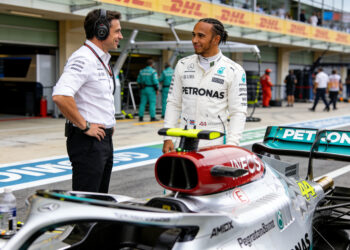 hamilton laat simulator links liggen en vindt dire