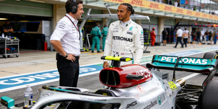 hamilton laat simulator links liggen en vindt dire
