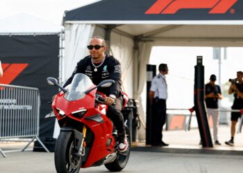 hamilton maakt opnieuw statement met ducati superb