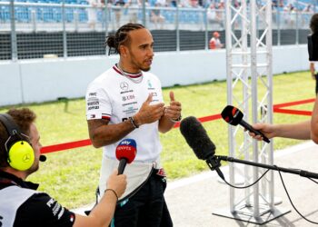 hamilton ontloopt straf stewards verklaren cruciaa