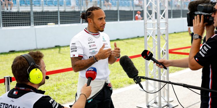 Hamilton ontloopt straf, stewards verklaren cruciaal verschil 1 hamilton ontloopt straf stewards verklaren cruciaa