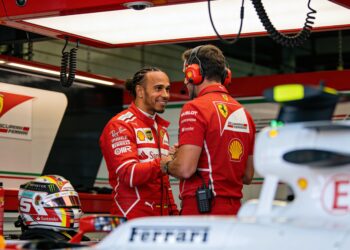 hamilton prijst ferrari team na moeizaam debuutjaa