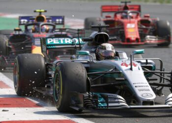 hamilton stormt naar voren stroll start vanuit pit