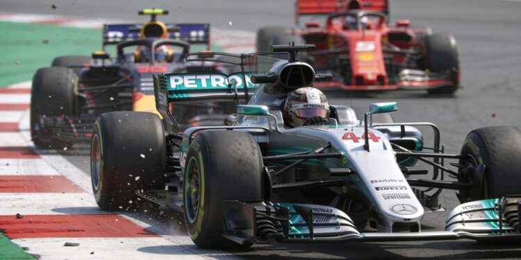 hamilton stormt naar voren stroll start vanuit pit