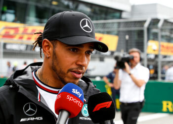 hamilton uit felle kritiek op pirellis regenbanden