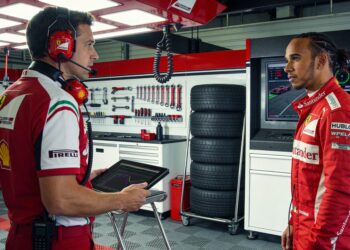 hamilton uit harde kritiek op ferrari voorbereidin