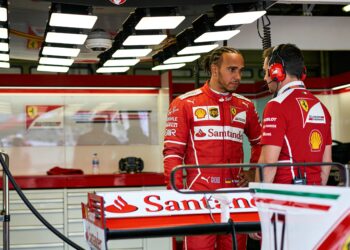 hamilton uit zorgen over ferraris ontwikkelingsstr