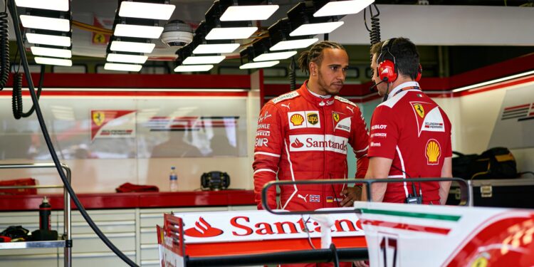hamilton uit zorgen over ferraris ontwikkelingsstr