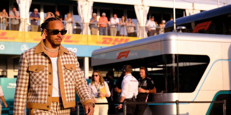 hamilton verwacht op met gala na p6 finish in miam