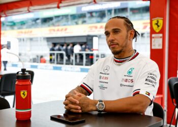 hamilton viert zeldzaam succes arsenal landskampio