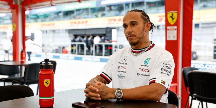 hamilton viert zeldzaam succes arsenal landskampio