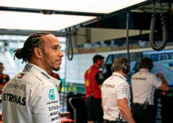 hamilton wijst ferrari simulator af behaalt beste