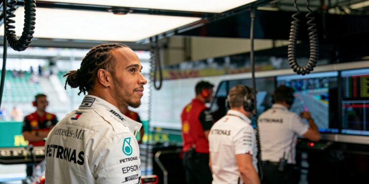 Hamilton wijst Ferrari-simulator af, behaalt beste seizoensresultaat 1 hamilton wijst ferrari simulator af behaalt beste
