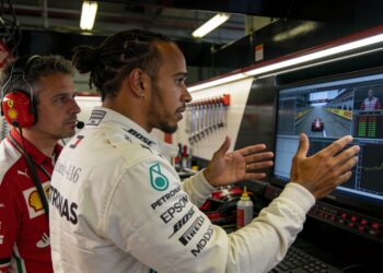 hamilton zet ferrari simulator aan de kant na miam