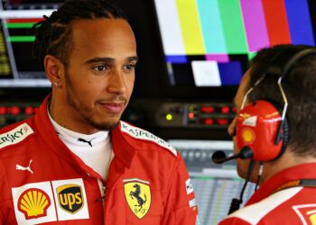 hamilton zet mercedes direct onder druk in canada