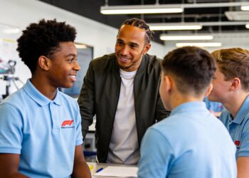 hamilton zet mission 44 voort met schoolbezoek in
