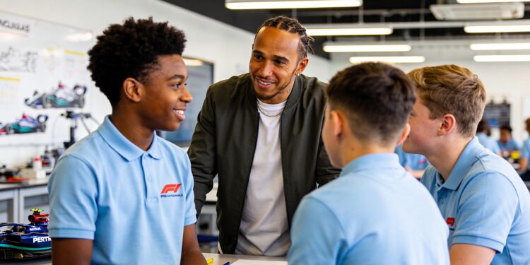 hamilton zet mission 44 voort met schoolbezoek in