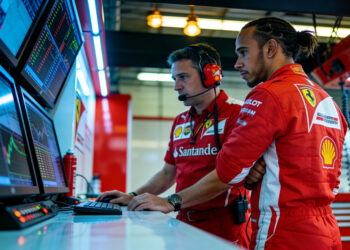 hamiltons succes na negeren ferrari sim vernietige