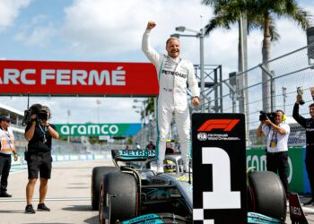 historische zege voor antonelli in grand prix van
