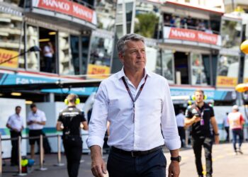 horner duikt op in monaco als gast van f1 eigenaar