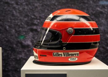 iconische helm gilles villeneuve levert recordbedr
