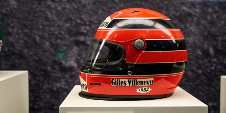 iconische helm gilles villeneuve levert recordbedr