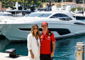 leclerc en echtgenote dopen nieuw superjacht van 1