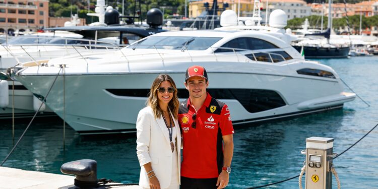 leclerc en echtgenote dopen nieuw superjacht van 1