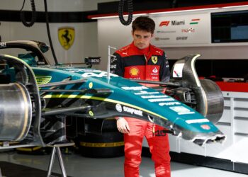 leclerc riskeert straf na chaotische slotronde in