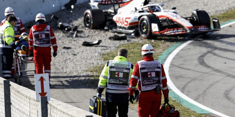 Marquez met nekfractuur naar ziekenhuis na horrorcrash Catalonië 1 marquez met nekfractuur naar ziekenhuis na horrorc