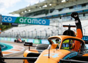 mclaren domineert sprintrace in miami norris pakt