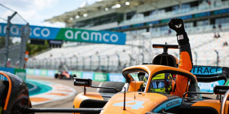 mclaren domineert sprintrace in miami norris pakt