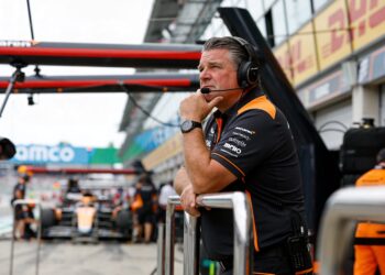 mclaren opent deur voor eigen f1 motor met v8 form