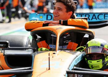 mclaren slaat terug in miami norris pakt sprintpol