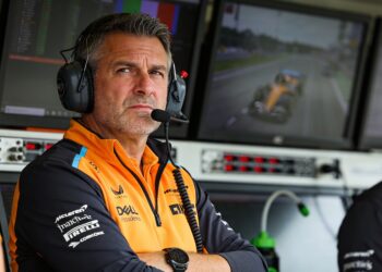 mclaren vertrekt met kater uit canada na reeks van