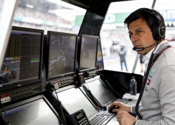 mercedes duo krijgt harde waarschuwing over teamra